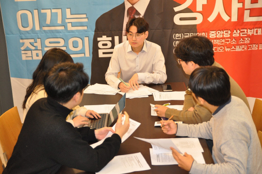 강사빈씨는 제22대 총선 대구 중남 예비후보일 당시 후원회장부터 실무진까지 같은 20대 청년들을 위주로 선거캠프를 꾸렸다.<강사빈 전 국민의힘 상근부대변인 페이스북 사진>